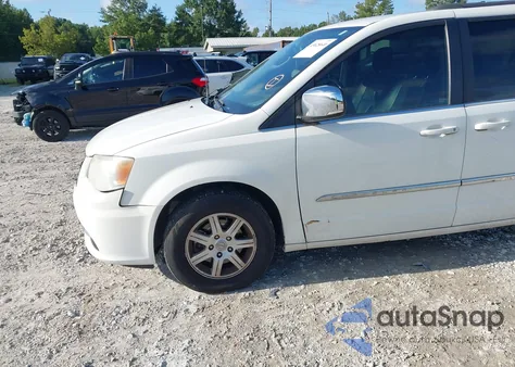 2011 Chrysler Town & Country Touring-L z USA, uszkodzony, nr VIN 2A4RR8DGXBR703420